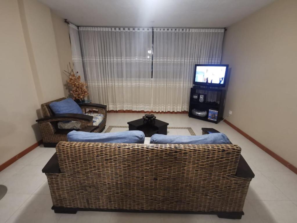 TV a/nebo společenská místnost v ubytování Habitaciones en Acogedora estancia en pleno centro de Ibagué