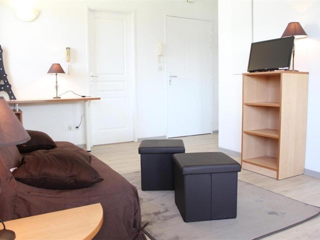 a living room with a couch and a tv at Appartement La Rochelle, 2 pièces, 4 personnes - FR-1-246-648 in La Rochelle