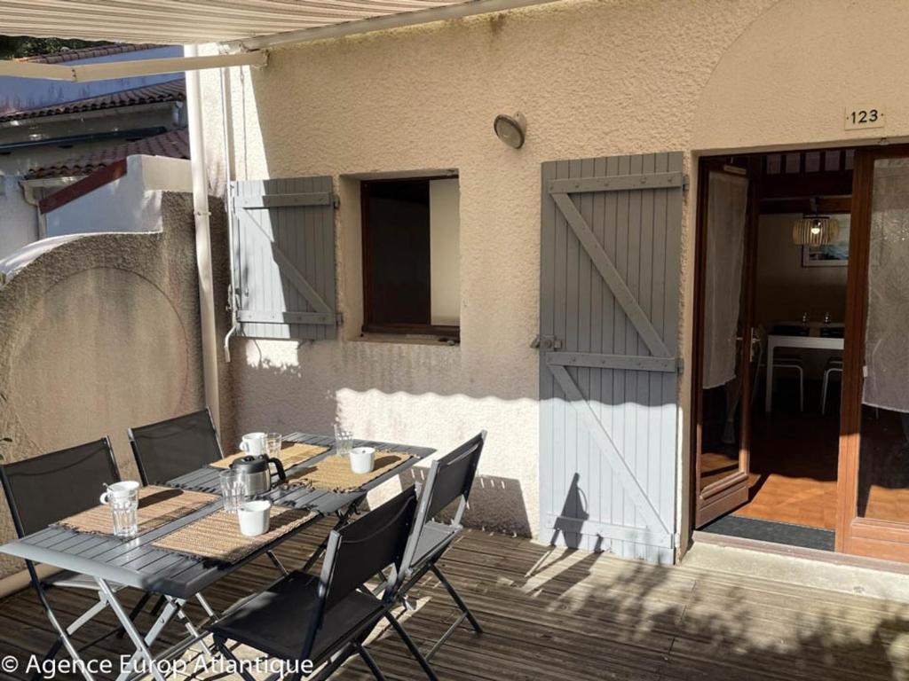Fotografia z galérie ubytovania Maison rénovée 2023 à La Palmyre - Proche plage et commerces - 4 pers, terrasse et parking - FR-1-705-17 v destinácii La Palmyre