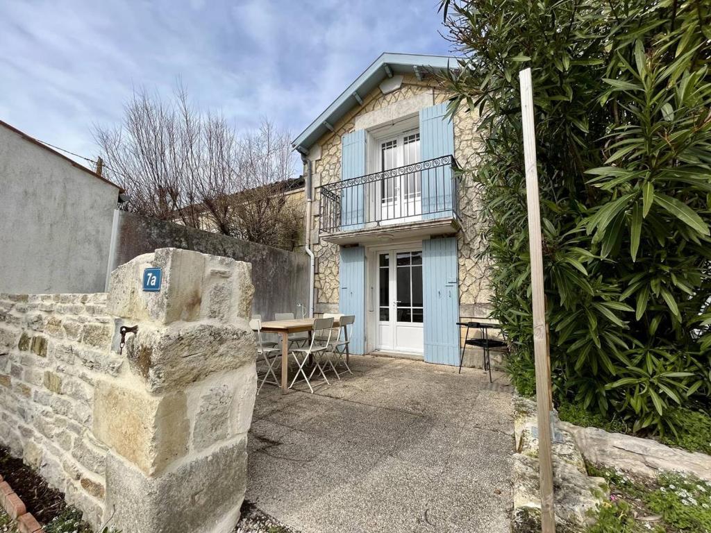 a house with a table in front of it at Maison La Brée-les-Bains, 3 pièces, 4 personnes - FR-1-246A-223 in La Brée-les-Bains