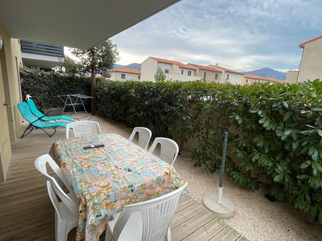 Balkón alebo terasa v ubytovaní Appartement 3 pièces avec terrasse et jardin, proche plage et commerces, 2 parkings, Argelès-sur-Mer - FR-1-225-773