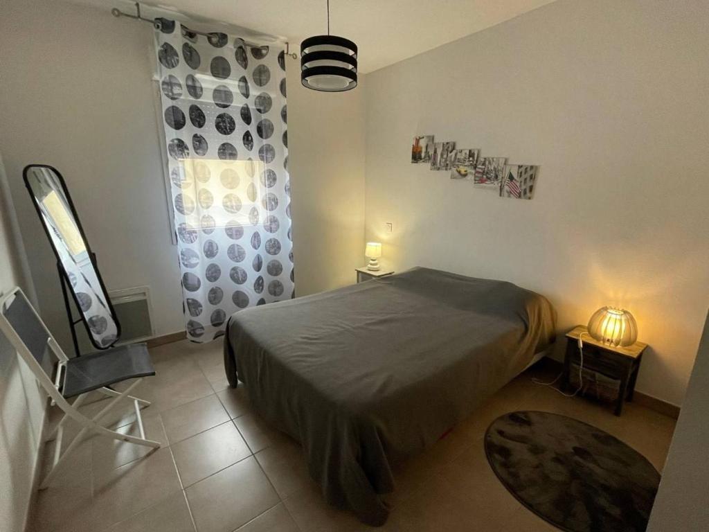 Posteľ alebo postele v izbe v ubytovaní Appartement 3 pièces avec terrasse et jardin, proche plage et commerces, 2 parkings, Argelès-sur-Mer - FR-1-225-773