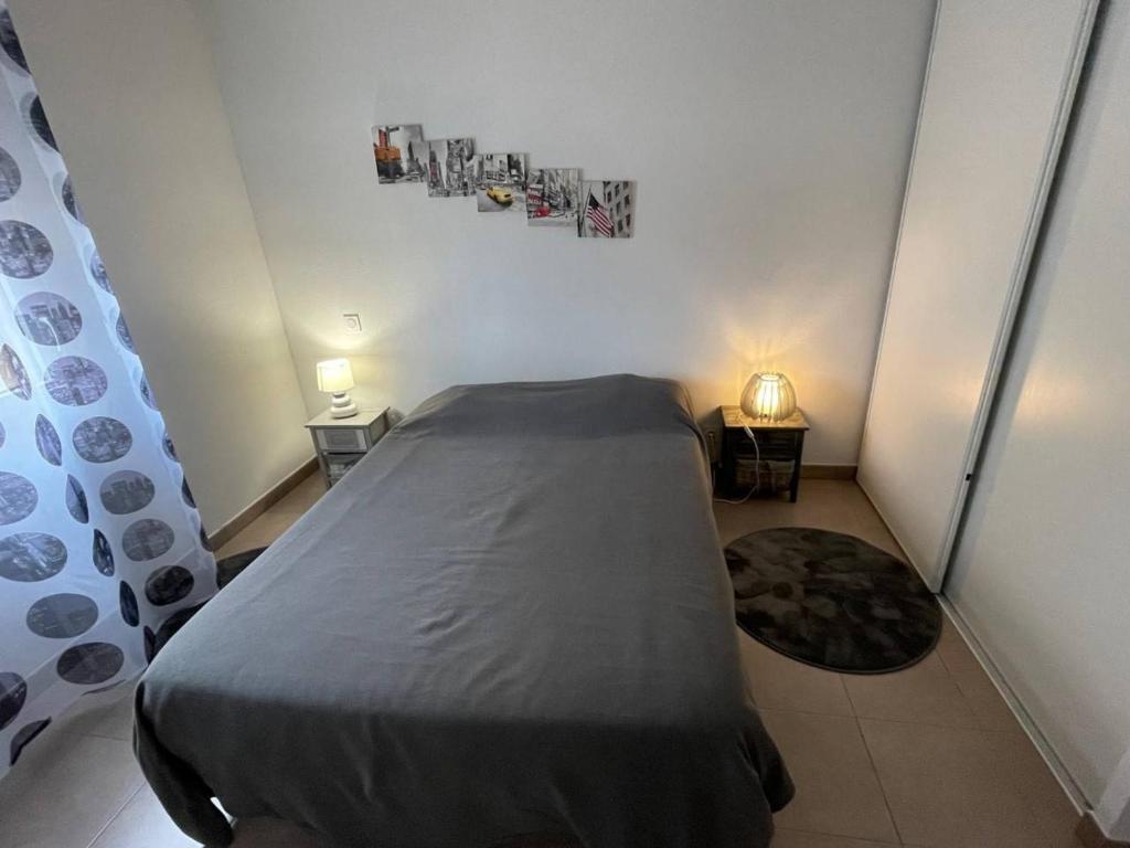 Posteľ alebo postele v izbe v ubytovaní Appartement 3 pièces avec terrasse et jardin, proche plage et commerces, 2 parkings, Argelès-sur-Mer - FR-1-225-773