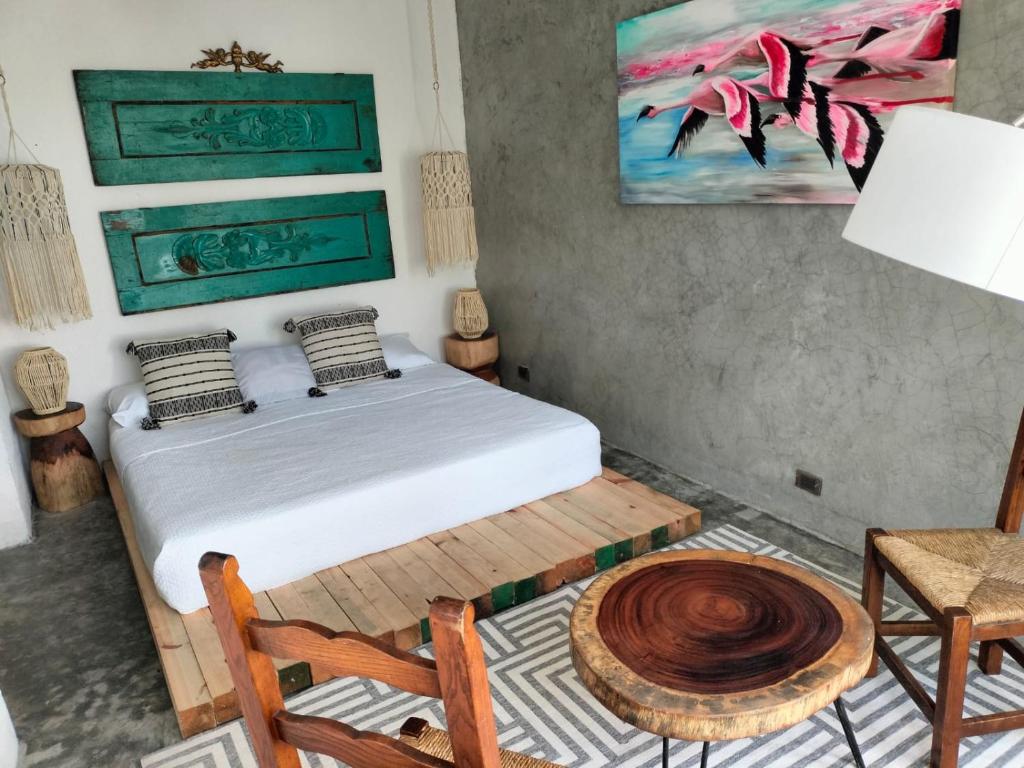 sypialnia z łóżkiem, stołem i krzesłem w obiekcie San MARTÍN w mieście Cozumel