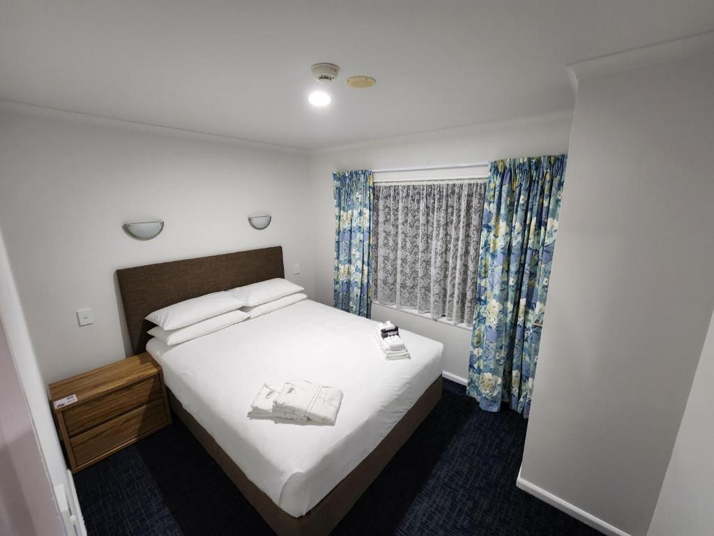 Postel nebo postele na pokoji v ubytování Botany Palms Motel