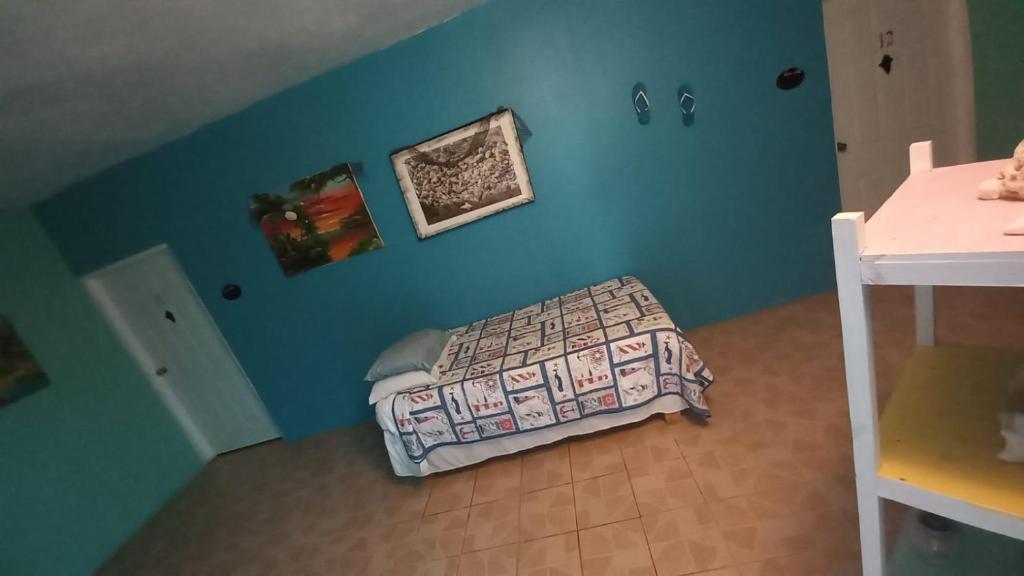 Postel nebo postele na pokoji v ubytování Castaways Villa