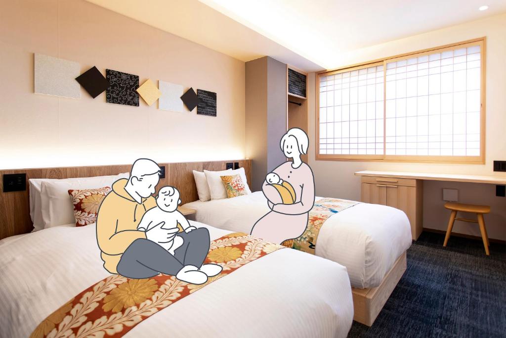 une chambre d'hôtel avec une famille assise sur les lits dans l'établissement Baby Friendly Hotel Grapevine Kyoto, à Kyoto