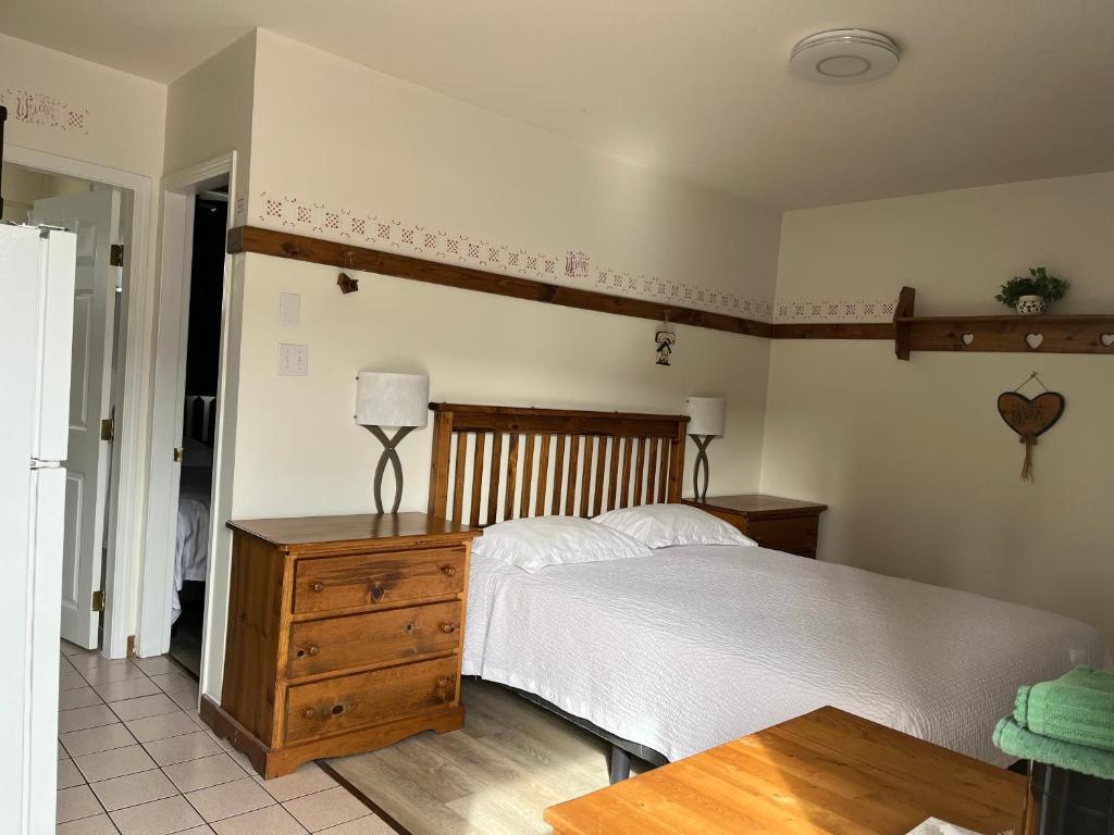 Postel nebo postele na pokoji v ubytování Empire Motel