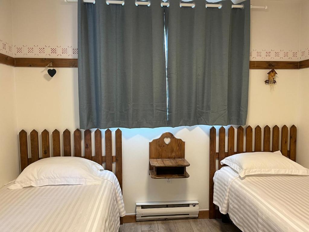 Postel nebo postele na pokoji v ubytování Empire Motel
