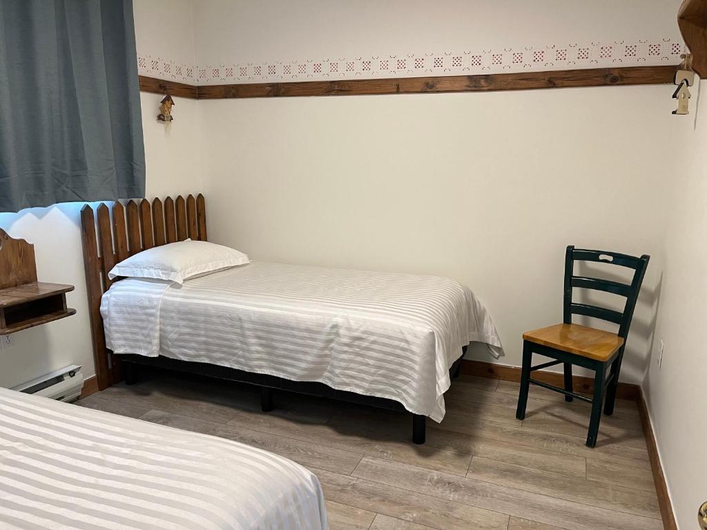 Postel nebo postele na pokoji v ubytování Empire Motel