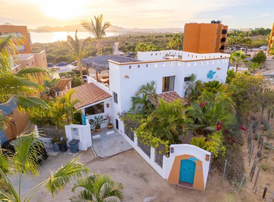 uma vista aérea de uma casa branca com palmeiras em 3 Bed 4 bath Ocean View with Heated Pool. em El Pueblito