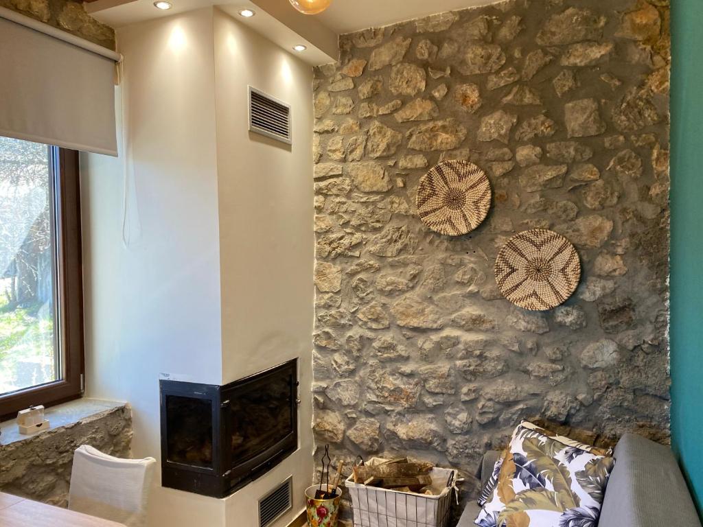 TV a/nebo společenská místnost v ubytování ΧΑΡΟΥΛΑ STUDIO