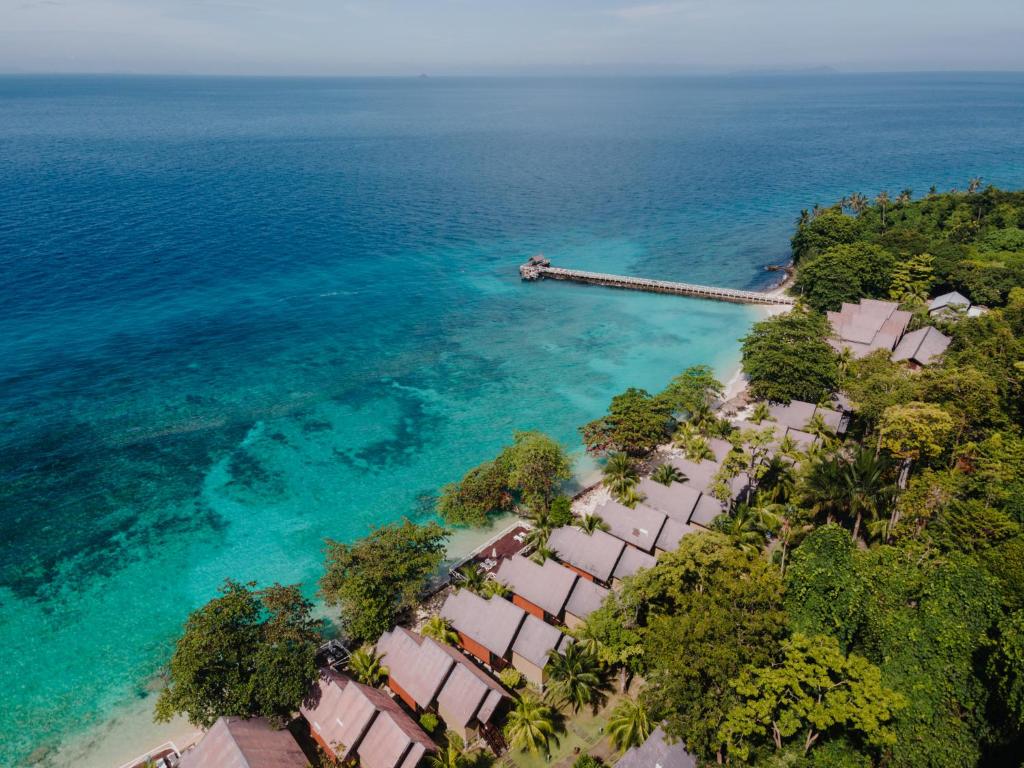 uma vista aérea da praia e do oceano em Tunamaya Beach & Spa Resort Tioman Island em Ilha Tioman