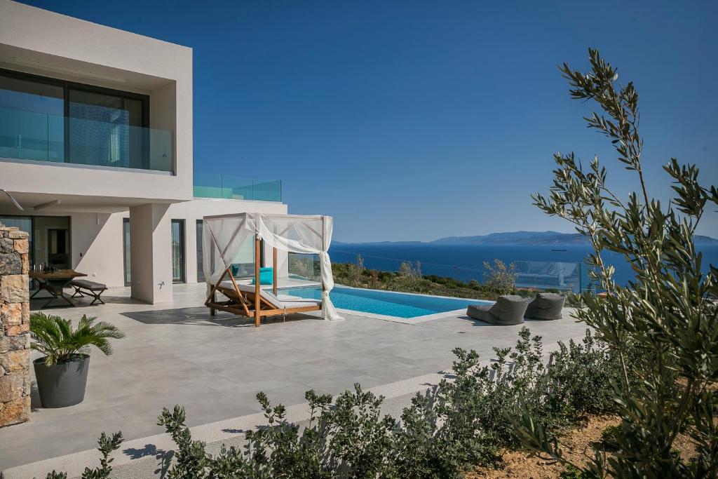 Cette villa offre une vue sur l'océan. dans l'établissement Oikos Boutique Residences, à Plateies