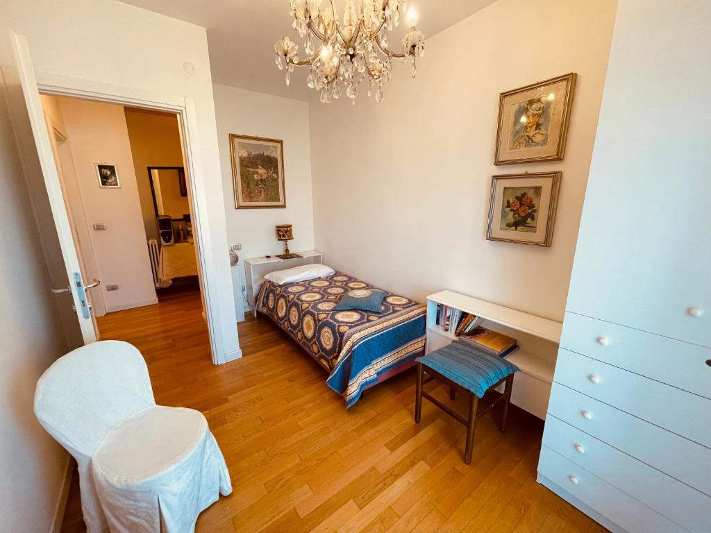 sypialnia z łóżkiem, biurkiem i krzesłem w obiekcie App4rent Family Apartment 3 camere, 2 bagni, Wi-Fi, animali ammessi w mieście Jesolo