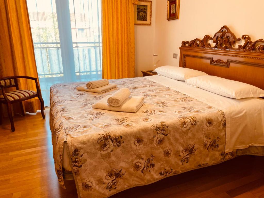 Łóżko lub łóżka w pokoju w obiekcie App4rent Family Apartment 3 camere, 2 bagni, Wi-Fi, animali ammessi