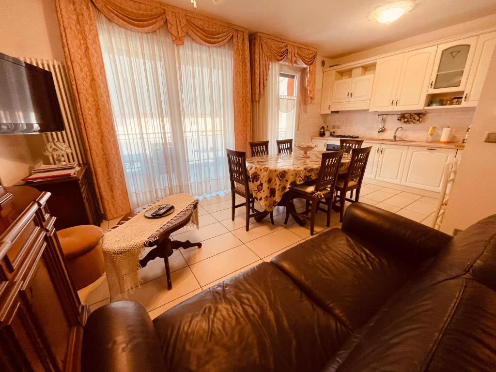 salon z kanapą i stołem w obiekcie App4rent Family Apartment 3 camere, 2 bagni, Wi-Fi, animali ammessi w mieście Jesolo