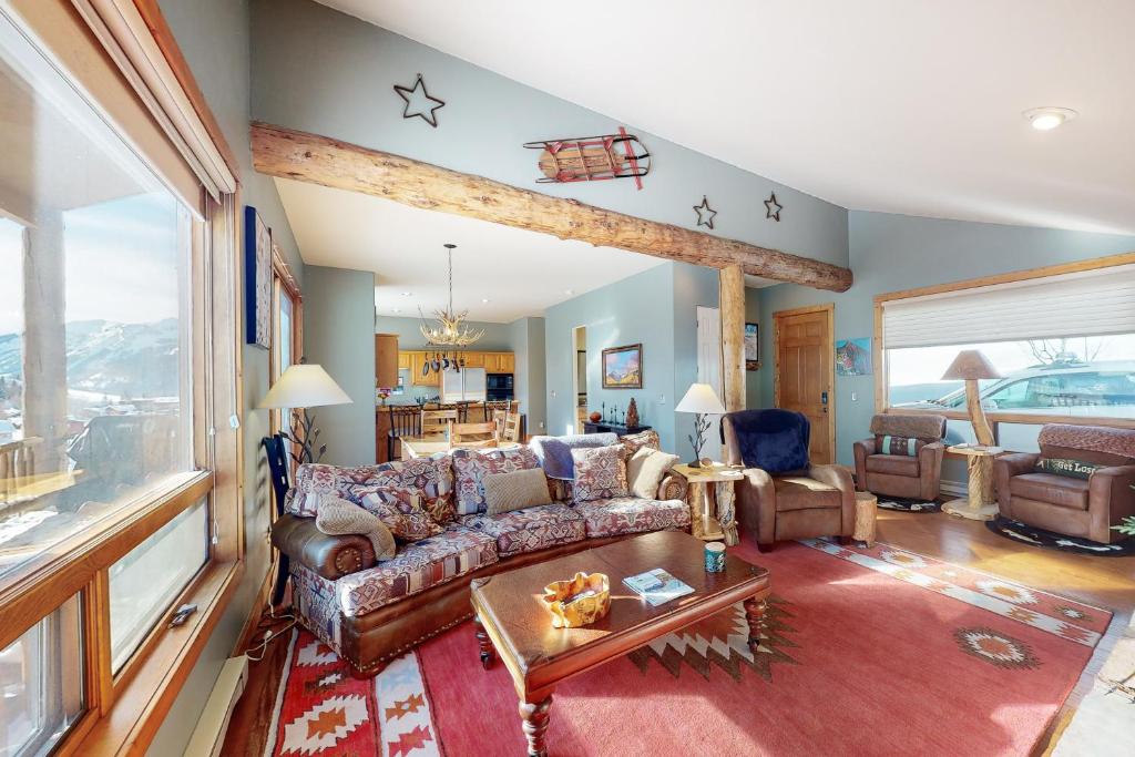 ein Wohnzimmer mit einem Sofa und einem Tisch in der Unterkunft Snowmass Haven in Crested Butte