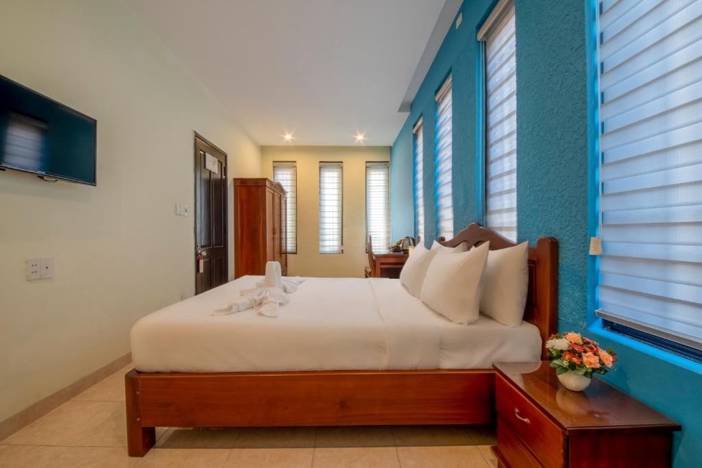 Postel nebo postele na pokoji v ubytování Hoi An Heart hostel Villa - Bespoke
