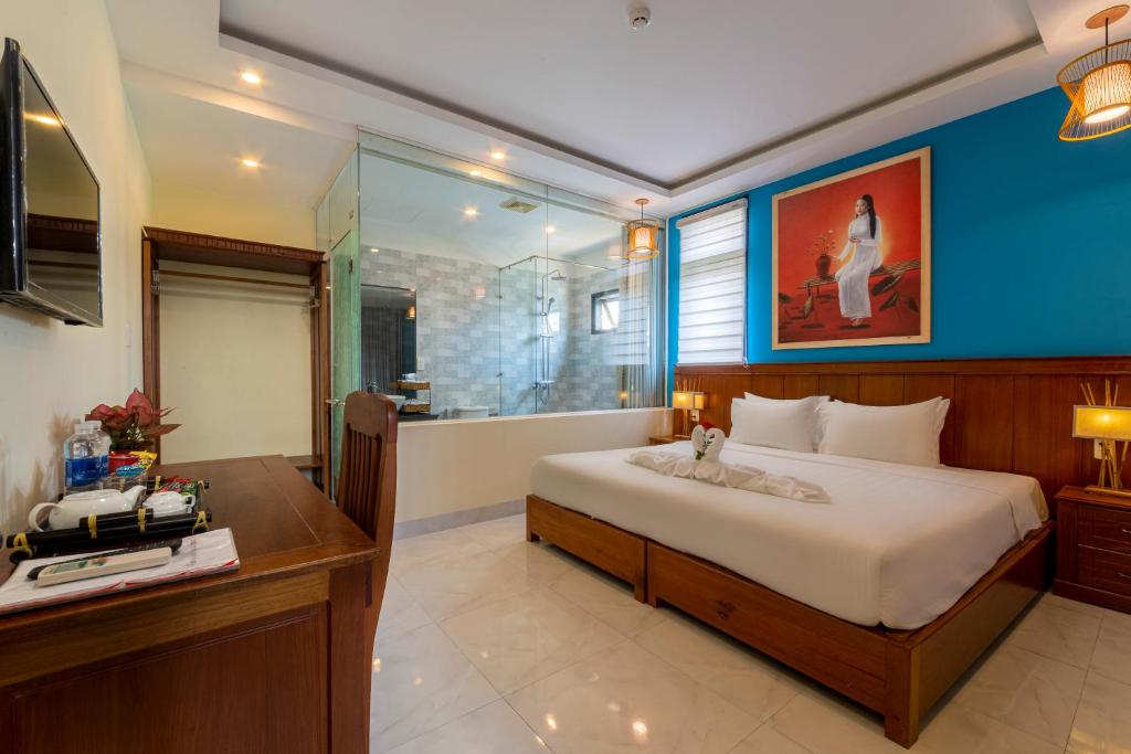 Postel nebo postele na pokoji v ubytování Hoi An Heart hostel Villa - Bespoke