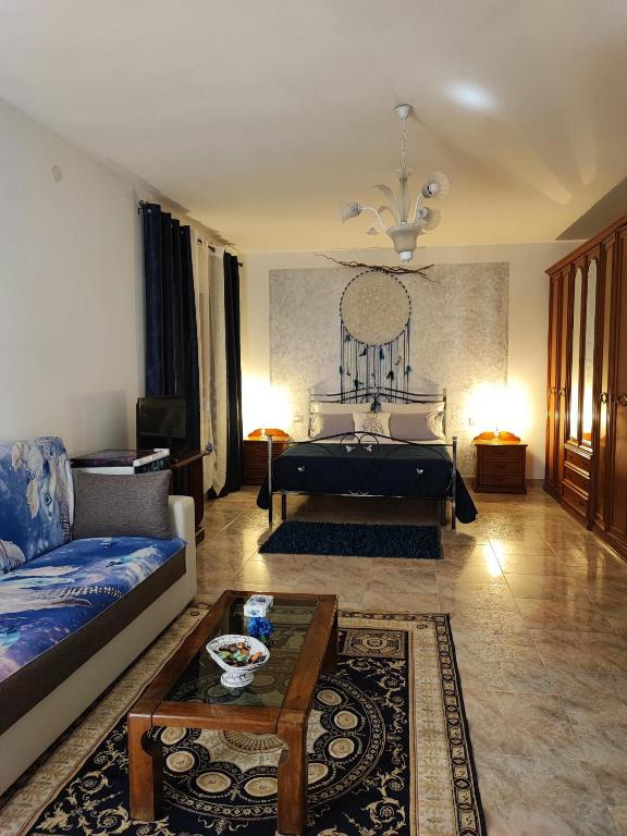 un soggiorno con letto e divano di L' acchiappasogni a SantʼAntìoco