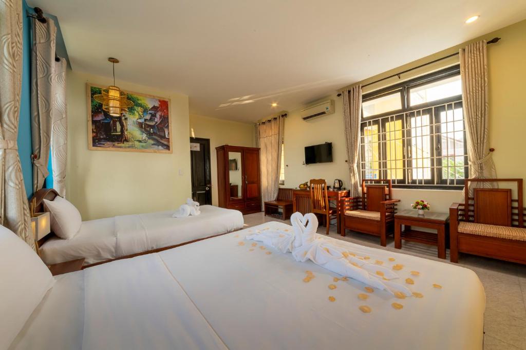 Postel nebo postele na pokoji v ubytování Hoi An Heart hostel Villa - Bespoke
