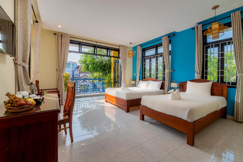 Postel nebo postele na pokoji v ubytování Hoi An Heart hostel Villa - Bespoke