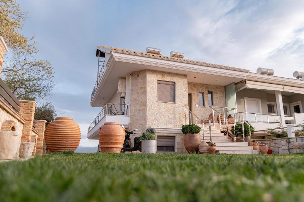 uma casa com uma escada em frente em Sofita με θέα τη θάλασσα Villa Athina em Preveza