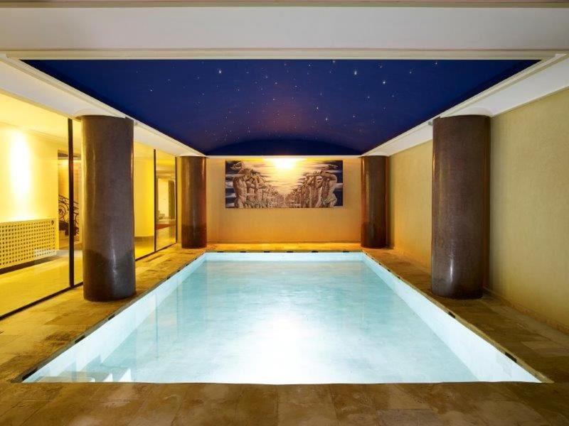 - une piscine au milieu d'une pièce dans l'établissement Villa marrakech, à Marrakech