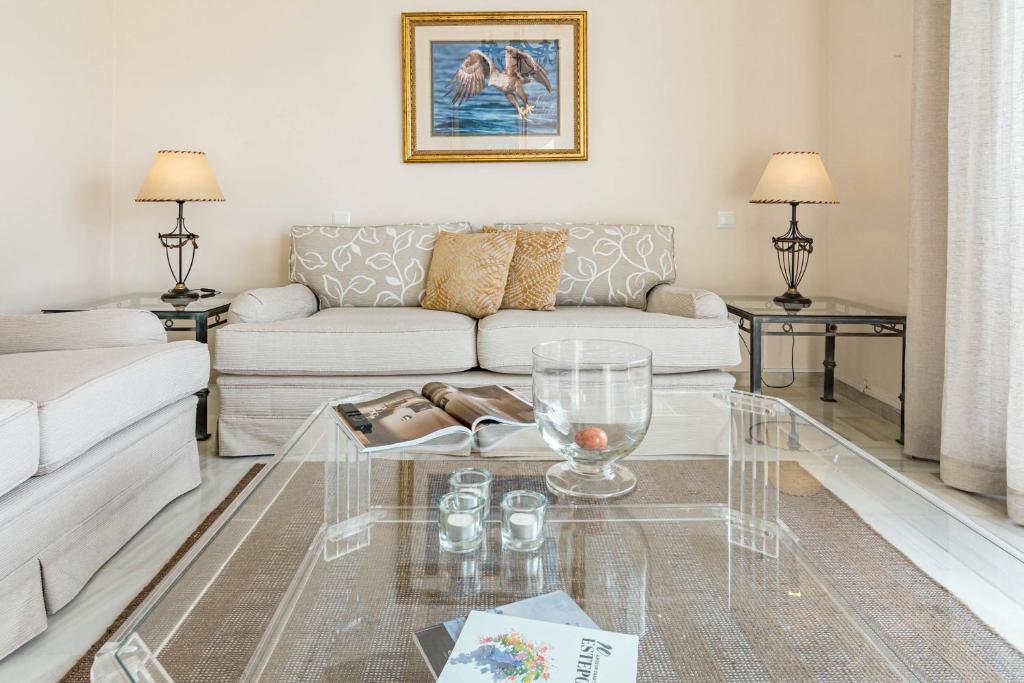 Posedenie v ubytovaní Andalusian Elegance apartment in El Paraiso with 360 views over Sea and Mountains