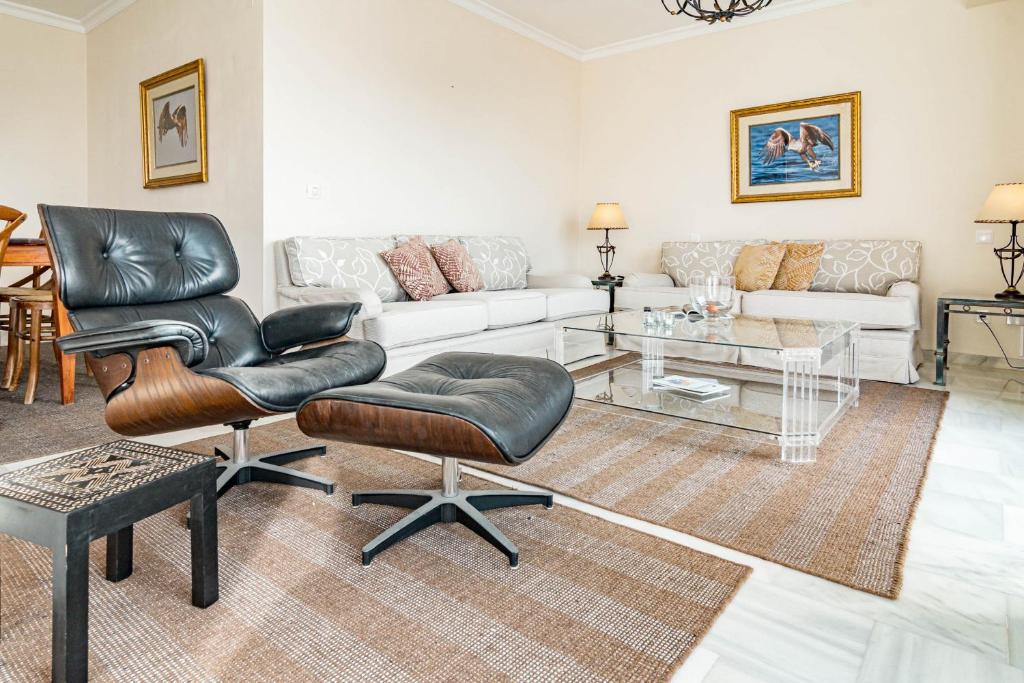 Posedenie v ubytovaní Andalusian Elegance apartment in El Paraiso with 360 views over Sea and Mountains