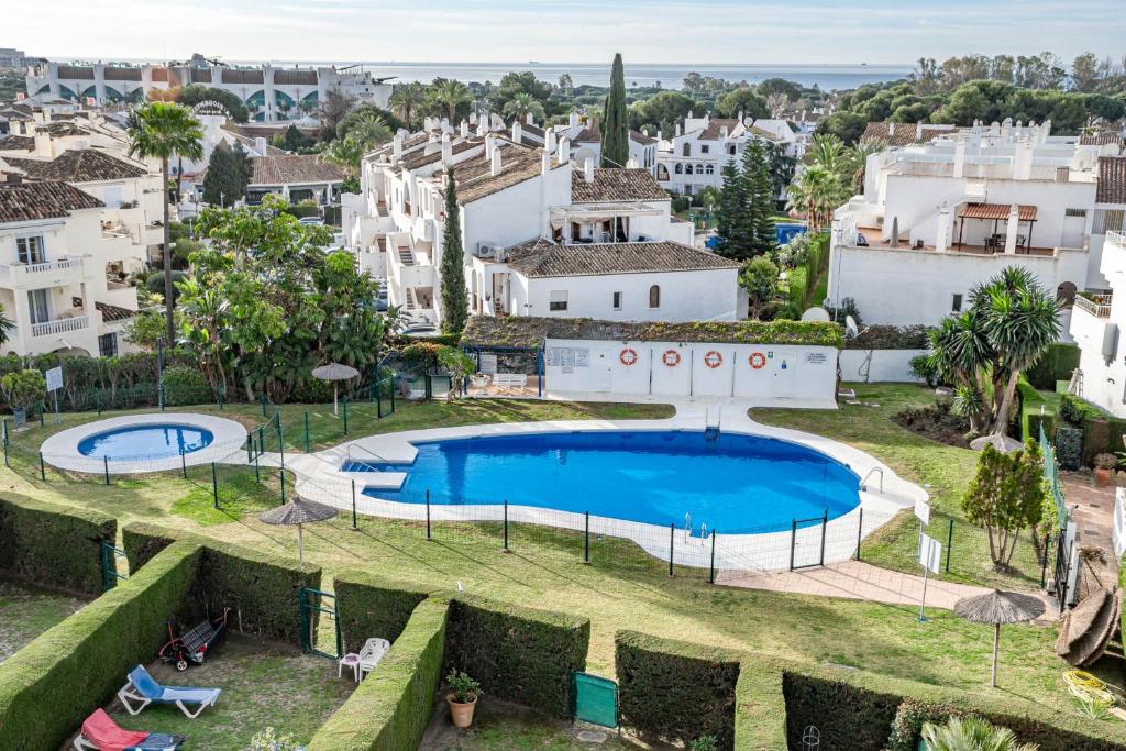 Bazén v ubytovaní Andalusian Elegance apartment in El Paraiso with 360 views over Sea and Mountains alebo v jeho blízkosti