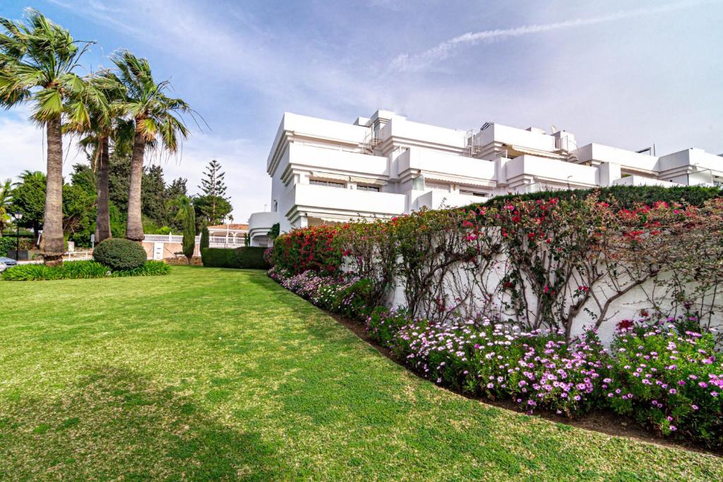 Vonkajšia záhrada v ubytovaní Andalusian Elegance apartment in El Paraiso with 360 views over Sea and Mountains
