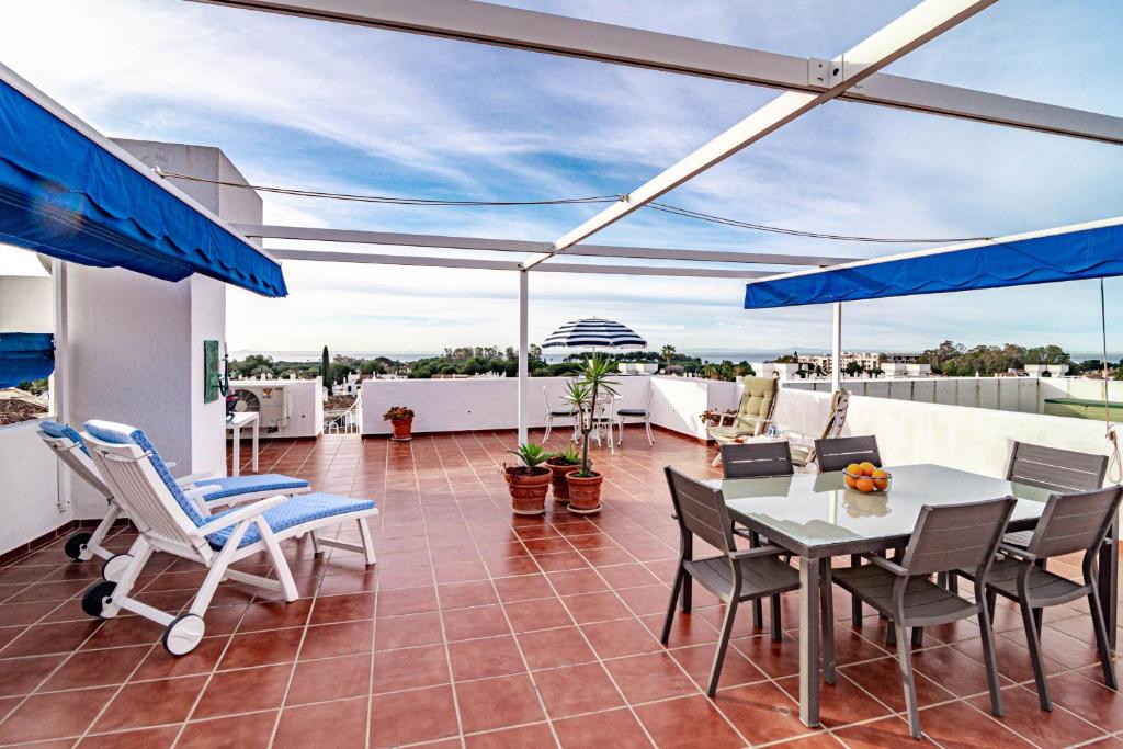 Balkón alebo terasa v ubytovaní Andalusian Elegance apartment in El Paraiso with 360 views over Sea and Mountains