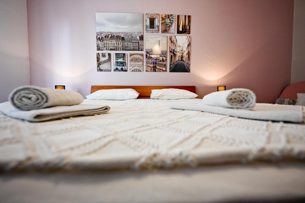 twee bedden in een kamer met handdoeken erop bij Apartment Old Town in Zadar