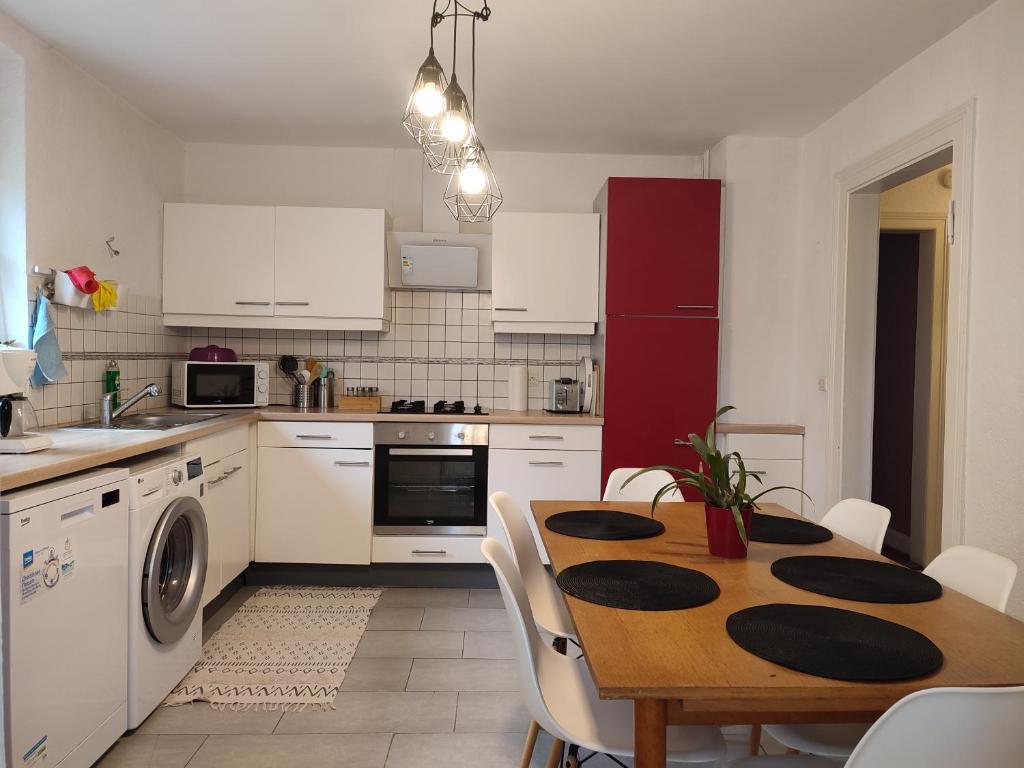 Kuchyň nebo kuchyňský kout v ubytování Appartement chaleureux