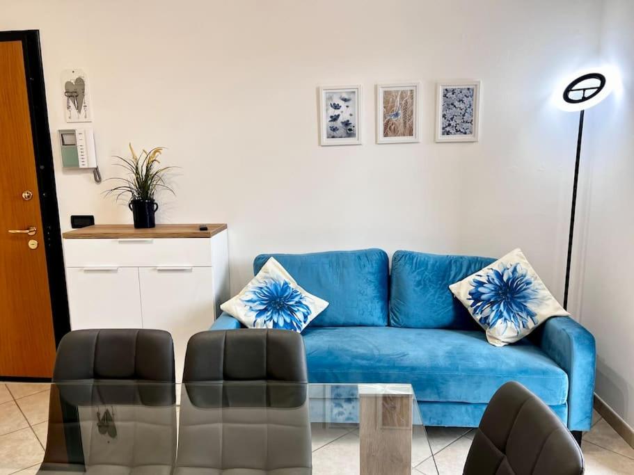 Sofá azul en la sala de estar con mesa en ComfySpot, en Rosia