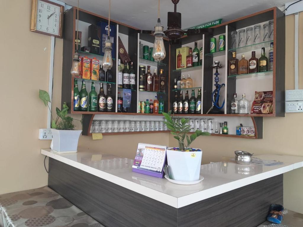 Hotel Mirage Sauraha italokat is kínál