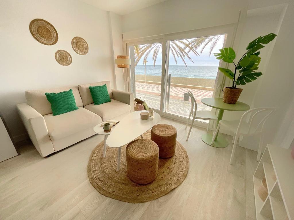 ein Wohnzimmer mit einem Sofa und einem Tisch in der Unterkunft CS7 Kaleria Suites in Almería