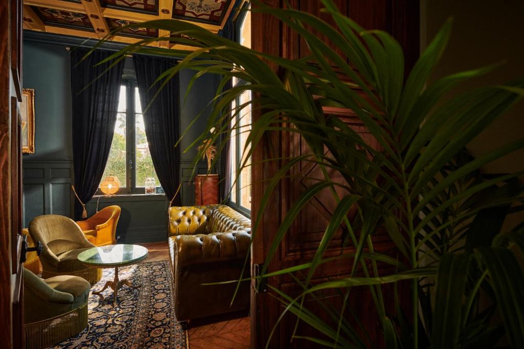 a living room with a couch and a table at Boutique Hôtel Château Beaupin Restaurant & Wellness in Marseille