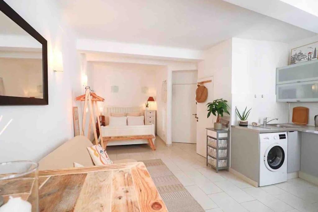 Gallery image of Cosy studio situé en plein cœur du vieil antibes. in Antibes