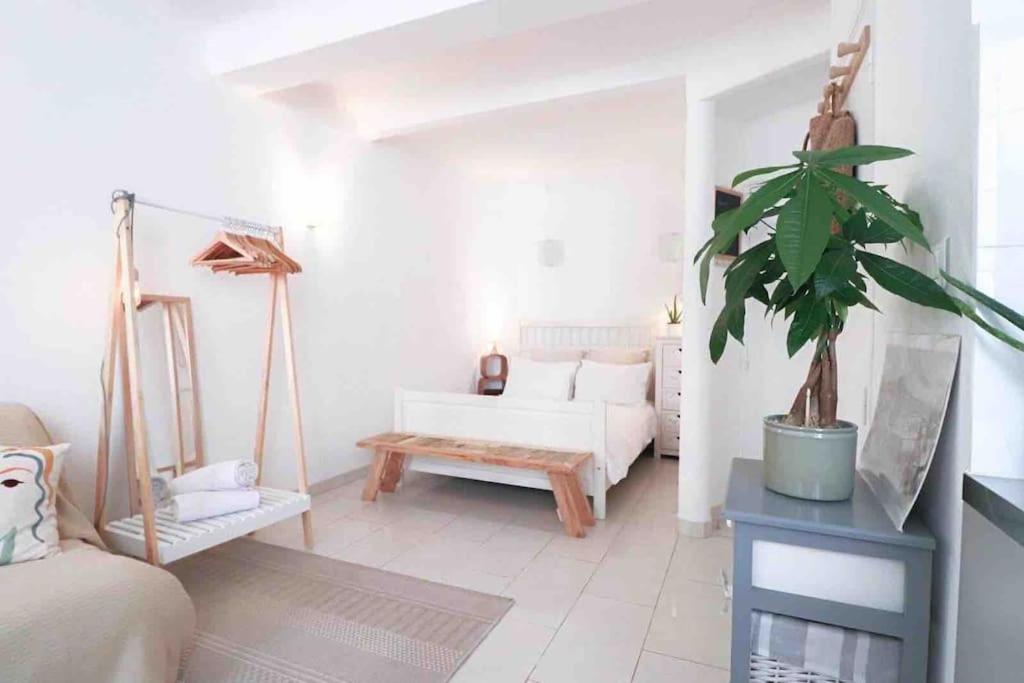 a living room with a hammock and a bedroom at Cosy studio situé en plein cœur du vieil antibes. in Antibes