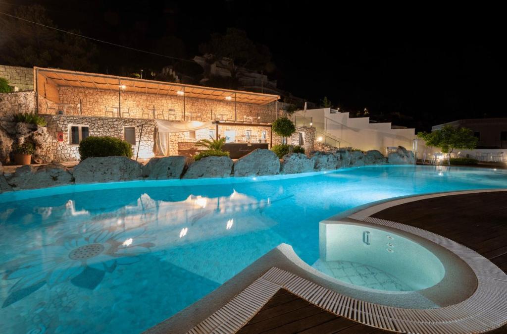Bazén v ubytování Hotel Aurora e del Benessere nebo v jeho okolí