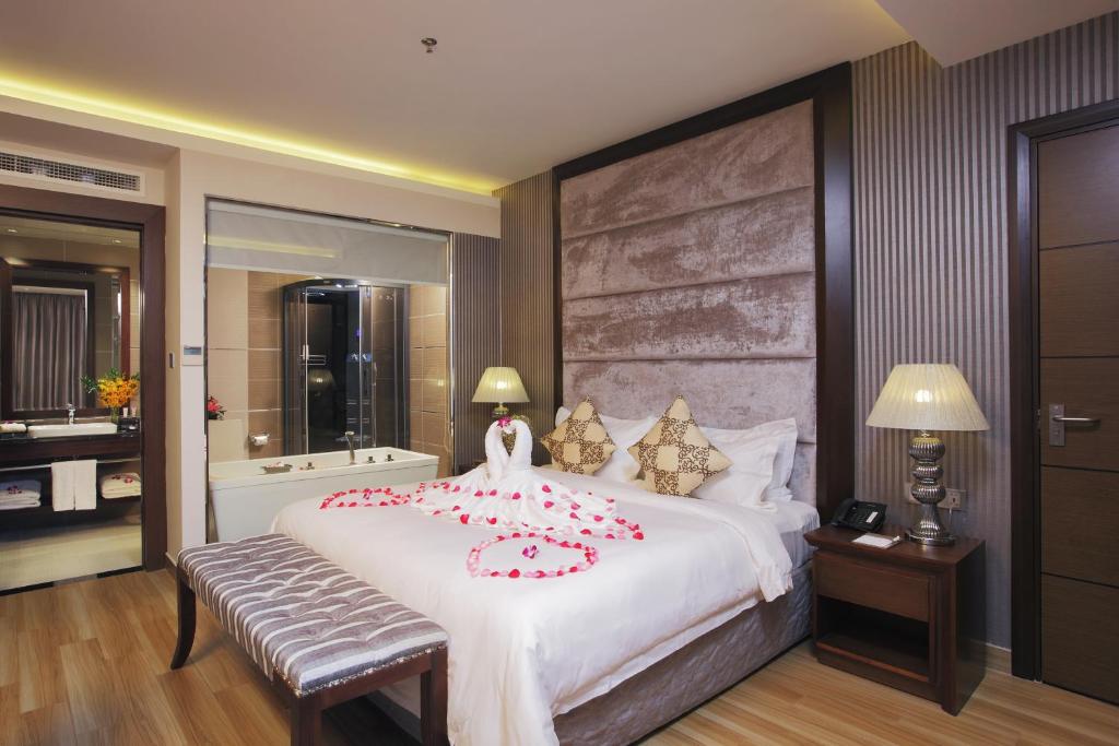 Postel nebo postele na pokoji v ubytování Athena Hotel