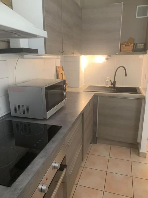 Kuchyňa alebo kuchynka v ubytovaní Appartement chic & cosy, cœur de ville Perpignan
