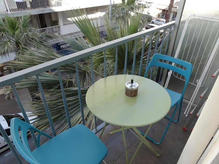 d'une table et de chaises sur un balcon orné de plantes. dans l'établissement Studio Juan les Pins 06 - centre ville - plage à 150m, à Antibes