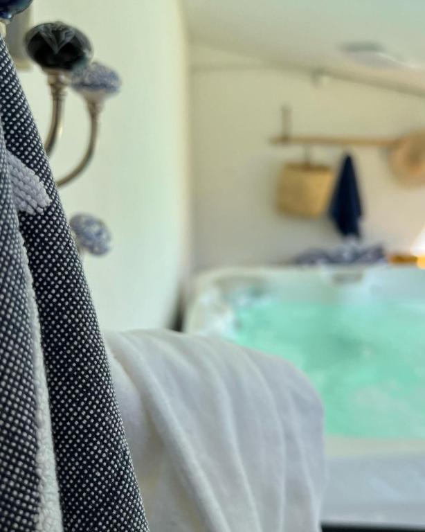 Posteľ alebo postele v izbe v ubytovaní Gîtes de charme "l'écrin de Vendée" jacuzzi privatif, piscine chauffée, prestations bien être, vélos, chevaux,à 10 mn de l'océan