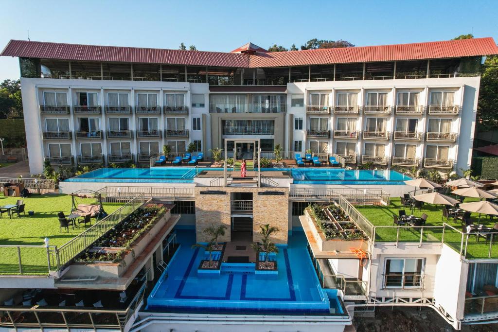 uma vista aérea de um hotel com piscina em The Cliff Resort & Spa, Panchgani em Panchgani