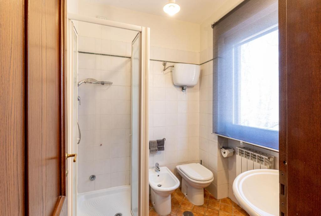 łazienka z toaletą, umywalką i prysznicem w obiekcie casa vacanze Colonnata w mieście Gubbio