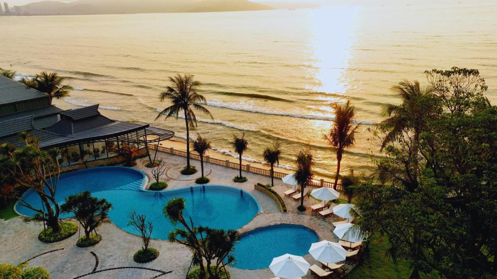 una vista aérea de un complejo con piscina y playa en Dankbaar Resort Quy Nhon, en Quy Nhon